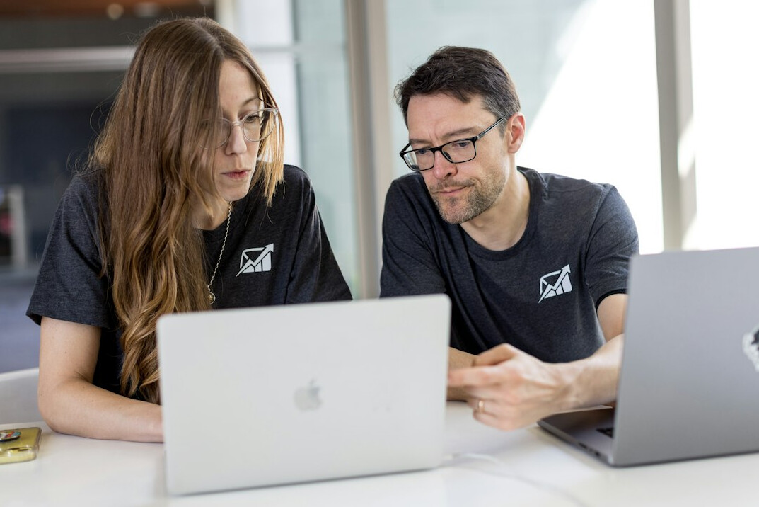 croatian instructor teaching coding