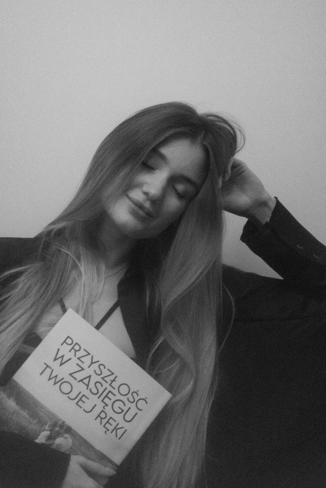 Portret mlade žene s repom koja se smiješi u ležernoj majici