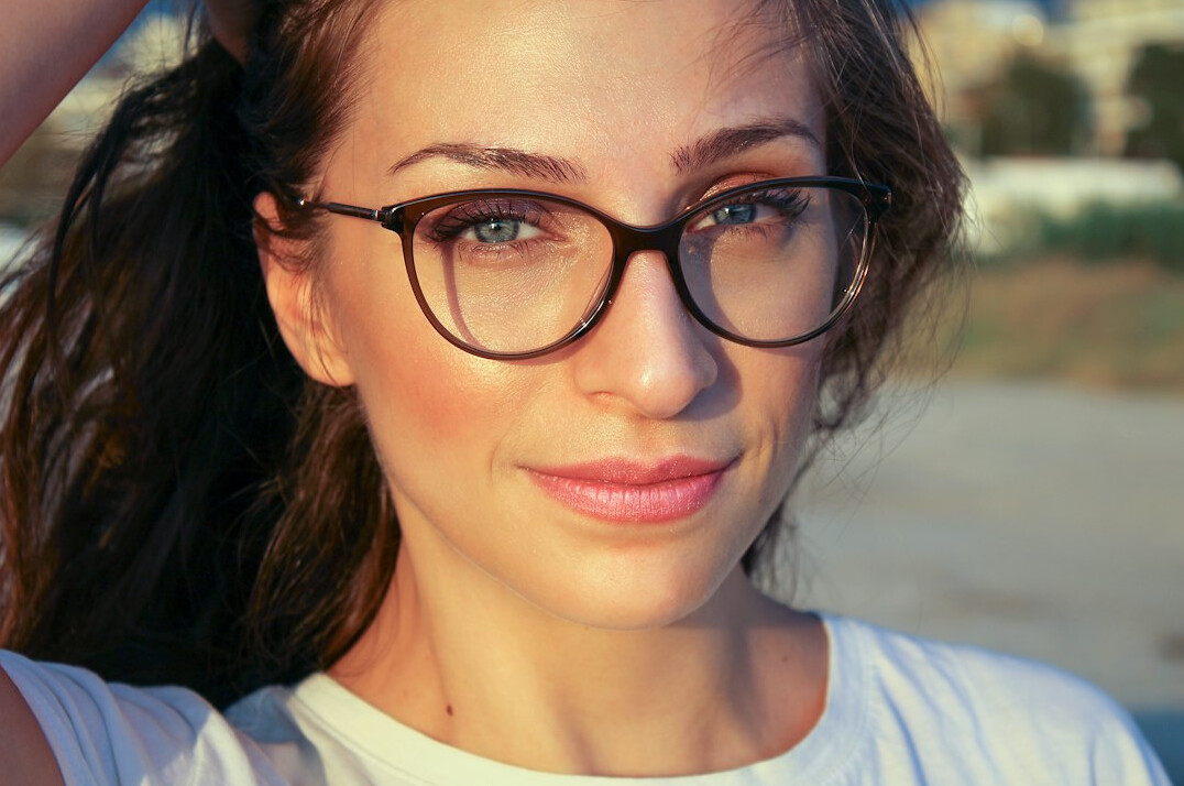 Portret muškarca kratke tamne kose i naočala koji se smiješi